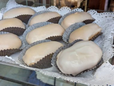 Oviedo, Asturias, İspanya; 24 Kasım 2025: Carbayon, bir pastane vitrininde Oviedo 'dan tipik bir tatlı