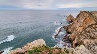 İspanya 'nın Asturias kentinin en kuzeyindeki Cape Bezelye Burnu' nun sağından soluna sinematik süpürme