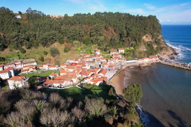 Tazones köyü ve limanı, hava manzarası, Villaviciosa belediyesi, Asturias, İspanya