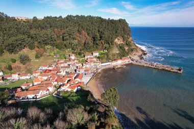 Tazones köyü ve limanı, hava manzarası, Villaviciosa belediyesi, Asturias, İspanya
