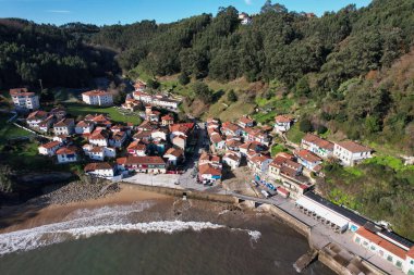 Tazones köyü ve limanı, hava manzarası, Villaviciosa belediyesi, Asturias, İspanya