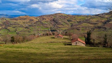 Çayırlarda yalnız kulübeler, Sama de Grao vadisi, Grado belediyesi, Asturias, İspanya