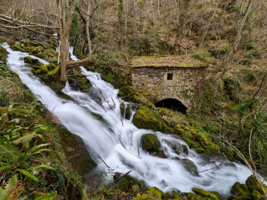 Belmonte de Miranda, Asturias, İspanya 'da bir şelalenin yanında eski bir taş fabrikası.