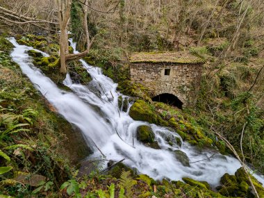 Belmonte de Miranda, Asturias, İspanya 'da bir şelalenin yanında eski bir taş fabrikası.