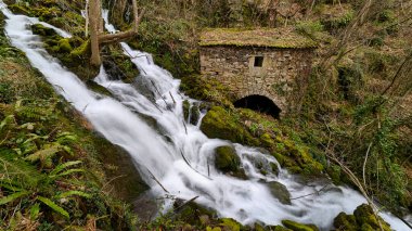 Belmonte de Miranda, Asturias, İspanya 'da bir şelalenin yanında eski bir taş fabrikası.