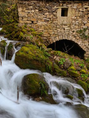 Belmonte de Miranda, Asturias, İspanya 'da bir şelalenin yanında eski bir taş fabrikası.