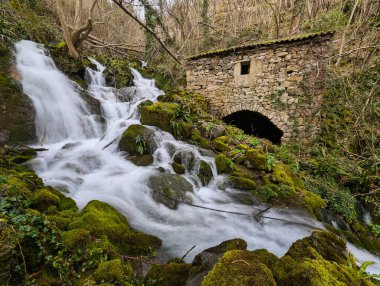 Belmonte de Miranda, Asturias, İspanya 'da bir şelalenin yanında eski bir taş fabrikası.