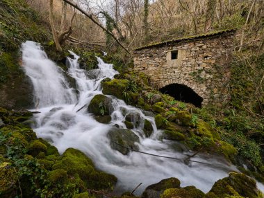 Belmonte de Miranda, Asturias, İspanya 'da bir şelalenin yanında eski bir taş fabrikası.