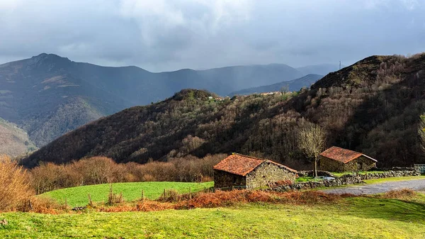 Belmonte de Miranda Council, Asturias, İspanya 'daki Castanera köyü yakınlarındaki çobanların barakaları.