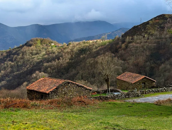 Belmonte de Miranda Council, Asturias, İspanya 'daki Castanera köyü yakınlarındaki çobanların barakaları.