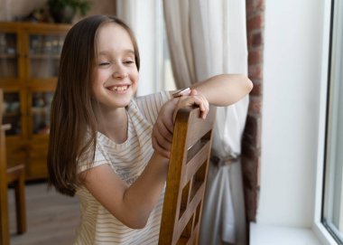 Sandalyede oturan bir kız