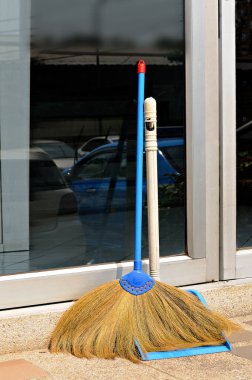 Çimenden yapılmış süpürge, temizliğin ulaşılabilirliği. Apartman Binası