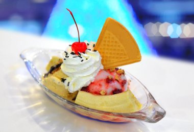 Beyaz masada muzlu börek