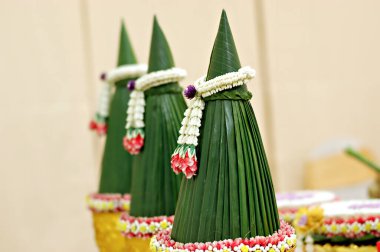 Geleneksel Tayland düğün gününde yapay çiçekler                              