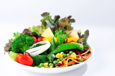 Beyaz plakalı yeşil salata, izole arkaplan, üst görünüm