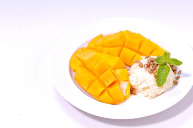 mango ve yapışkan pirinç hindistan cevizi sütü dök, üstüne ayçiçeği tohumu dök beyaz arka planda