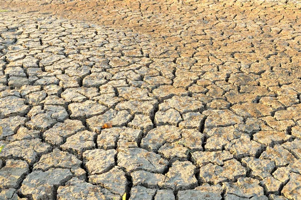 Risse Der Oberfläche Von Grauem Ton Hintergrund — Stockfoto