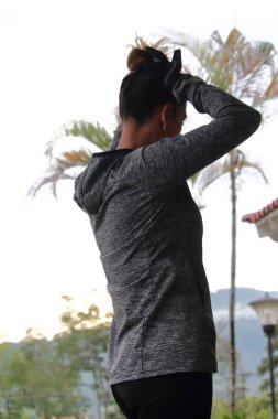 Egzersiz yaptıktan sonra saçını düzelten Latin kadın.