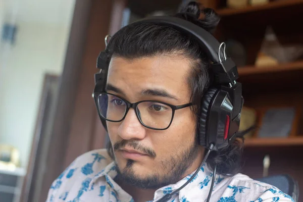 Estudiante Latino Preocupado Clase Línea Cabello Largo Gafas Nueva Normalidad — Foto de Stock