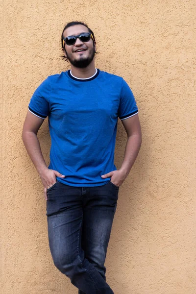 Joven Latino Con Gafas Sol Las Manos Los Bolsillos Sonriendo — Foto de Stock