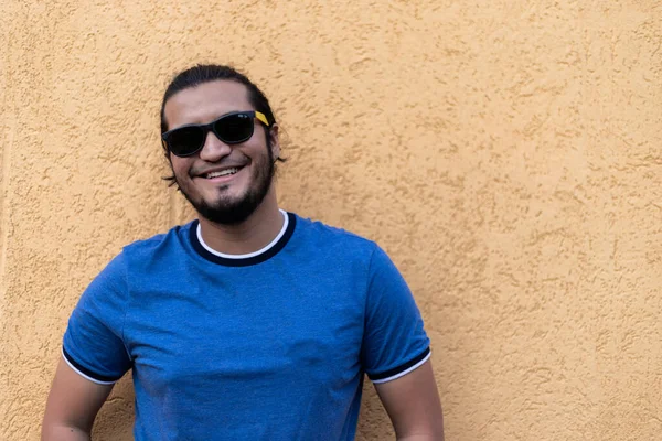 サングラスをかけた若いラテン系の男がカメラを見て微笑んだ 水平射撃 — ストック写真