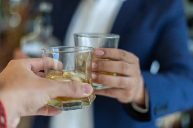 Viski kadehinin yakın çekimi. Parti konsepti