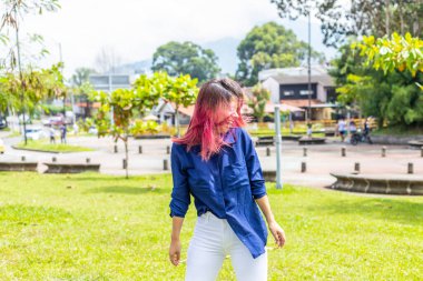 Kız gülümsüyor ve başını çok mutlu hareket ettiriyor.