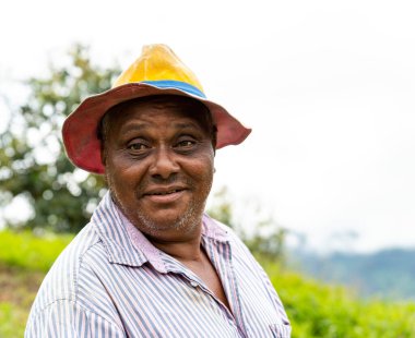 Gülümseyen Afrikalı Amerikalı bir çiftçinin portresi