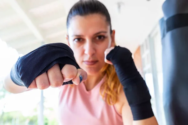 Portrait de jeune femme combattant poinçonnage vers la caméra — Photo