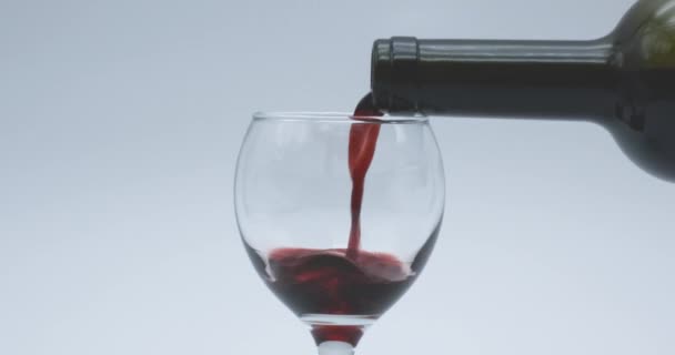Close Enchimento Copo Vinho Com Vinho Tinto Movimento Super Lento — Vídeo de Stock