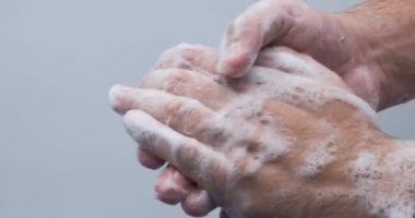 Temiz eller enfeksiyona karşı korur. Hijyen ve sağlık. Evde Banyo 'da Elleri Durulama
