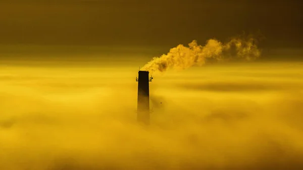 世界末日的预兆 伏尔加格勒市Sovetsky区的晨雾 从Ergeninsky山眺望 — 图库照片