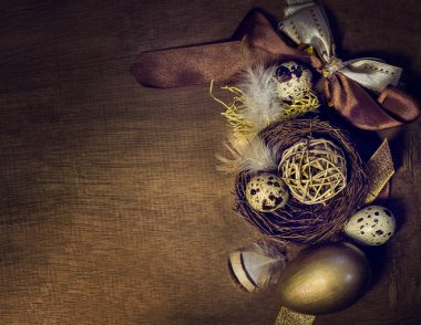Paskalya yumurta kompozisyon kahverengi tonlarında