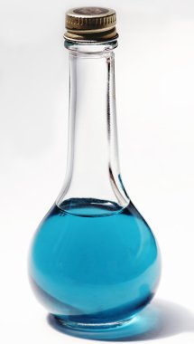 Beyaz üzerinde izole bir şişe şarap,  