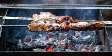 şişleri yangın kavrulmuş et  