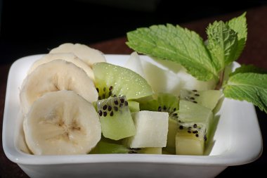 muz elma ve kivi tatlı meyve salatası