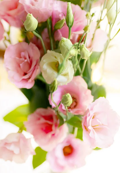 Hermoso ramo de flores de Eustoma, Lisianthus, genciana tulipán, eustomas. De cerca.. — Foto de Stock