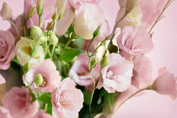 Piękny bukiet kwiatów Eustoma, Lisianthus, tulipan goryczki, eustomas. Zamknij się.. — Zdjęcie stockowe