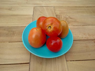 Mavi tabakta domates resmi 