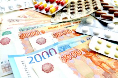 Banknotların, banknotların, paranın ve ilaç haplarının fotoğrafı. İlaçlar, vitaminler, haplar..