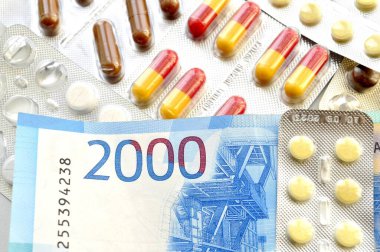 Banknotların, banknotların, paranın ve ilaç haplarının fotoğrafı. İlaçlar, vitaminler, haplar..