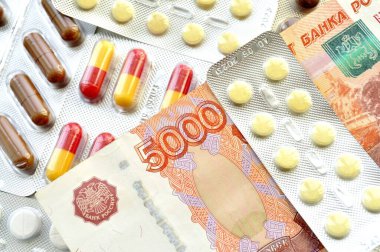 Banknotların, banknotların, paranın ve ilaç haplarının fotoğrafı. İlaçlar, vitaminler, haplar..