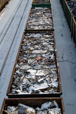 Araba raylarda hurda metallerle dolu..