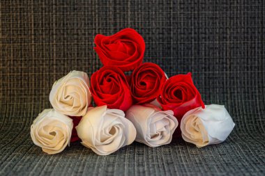 Gri arkaplanda kırmızı ve beyaz güller.