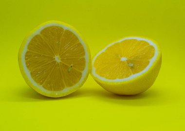 Sarı arka planda iki limon..