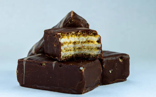 Çikolata kaplı waffle, kemirilmiş.