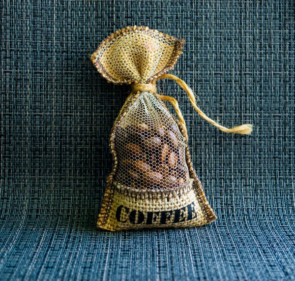 Kahve torbasında kahve çekirdekleri..