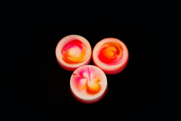 Üç güzel pembe kalıp sabun..