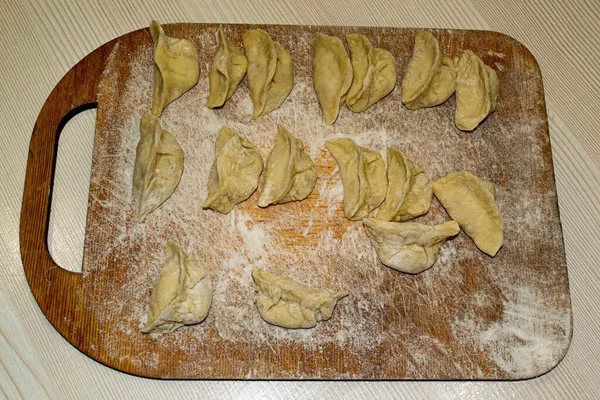 Un dilimlenmiş taze hamur tatlısı..