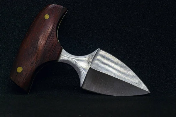 Sabit bıçaklı bir dürtme bıçağı..